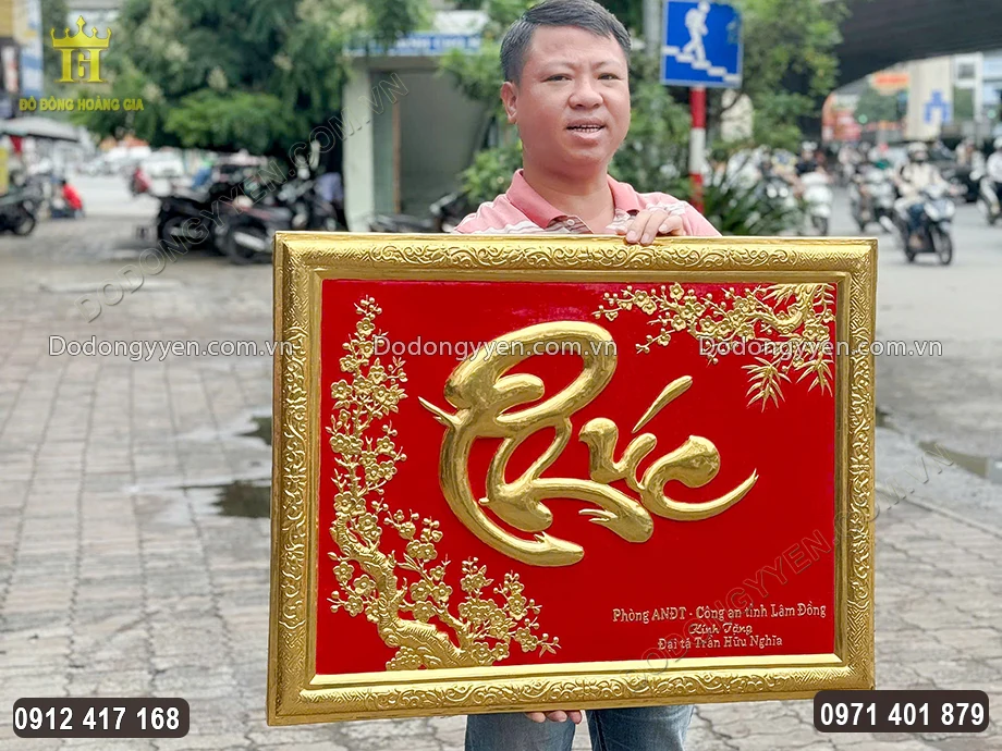 Nền tranh sơn đỏ v&ocirc; c&ugrave;ng nổi bật